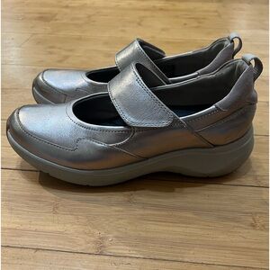 Clarks Mary Jane Wavewalk Women’s shoes - size 8 - Like New!